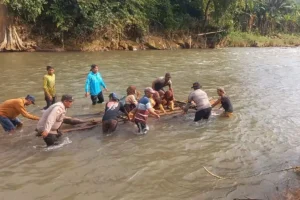Akses Terputus, FAJI dan Relawan Bantu Pelajar Menyeberang Sungai di Jubung, Jember