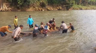 Akses Terputus, FAJI dan Relawan Bantu Pelajar Menyeberang Sungai di Jubung, Jember