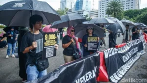 Aksi Kamisan Ke-904: Okky Madasari Soroti Ancaman Militerisasi Sipil dan Impunitas terhadap Demokrasi