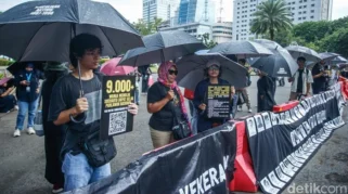 Aksi Kamisan Ke-904: Okky Madasari Soroti Ancaman Militerisasi Sipil dan Impunitas terhadap Demokrasi