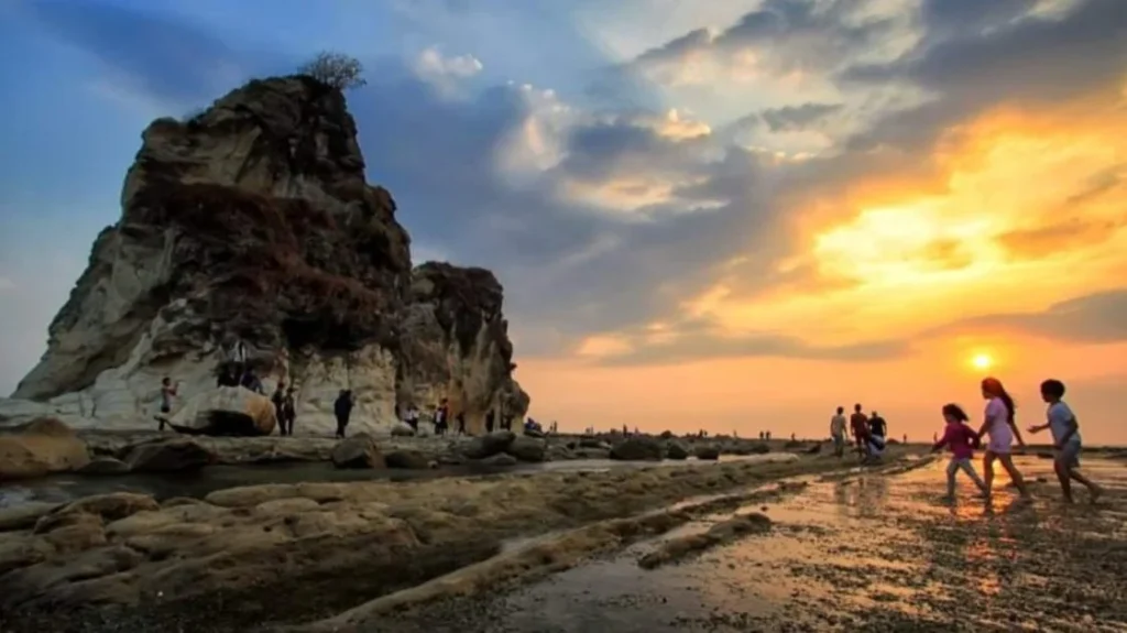 Aktivitas Keluarga di Pantai Tanjung Layar