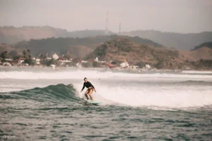 Aktivitas Selancar Ombak Pantai Tanjung Layar: Kondisi Umum dan Musim Terbaik