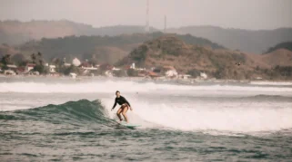 Aktivitas Selancar Ombak Pantai Tanjung Layar: Kondisi Umum dan Musim Terbaik