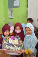 Amal Sosial bagi Siswa Kurang Mampu, TK Sartika Banjarsawah Tanamkan Empati Sejak Dini