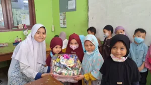 Amal Sosial bagi Siswa Kurang Mampu, TK Sartika Banjarsawah Tanamkan Empati Sejak Dini