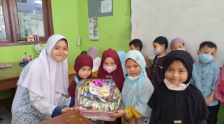 Amal Sosial bagi Siswa Kurang Mampu, TK Sartika Banjarsawah Tanamkan Empati Sejak Dini