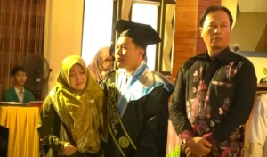 Anak Sopir Jadi Wisudawan Teladan, Kisah Inspiratif Sesilia Tristianti di Wisuda ke-54 Unmuh Jember