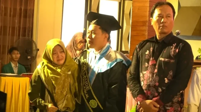 Anak Sopir Jadi Wisudawan Teladan, Kisah Inspiratif Sesilia Tristianti di Wisuda ke-54 Unmuh Jember