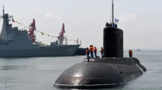 Angkatan Laut Inggris Gagalkan Operasi Survei Kapal Selam Rusia di Atlantik Utara, Sementara Ketegangan di Selat Hormuz Meningkat