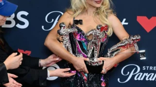 Auto Jadi Tren Fashion Festival, Outfit Sabrina Carpenter Bikin Coachella 2026 Heboh