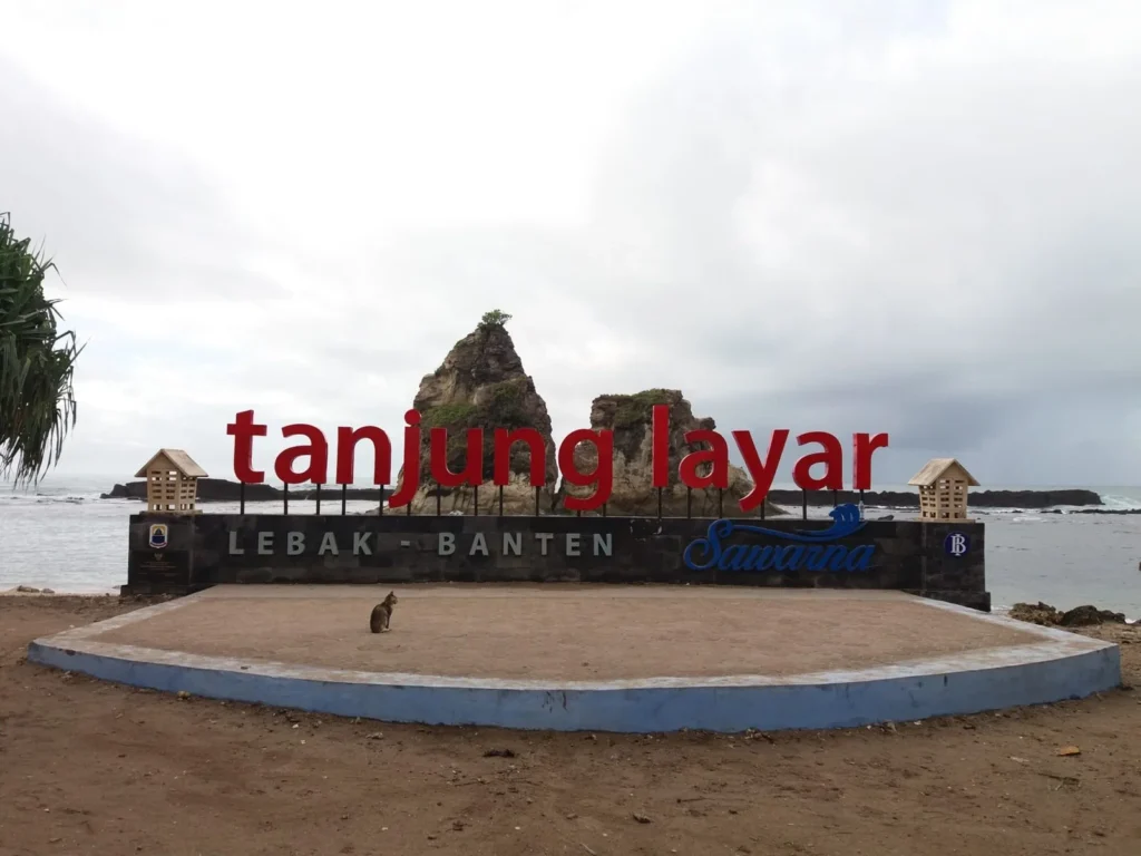Bagaimana cara menuju Pantai Tanjung Layar?