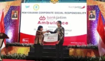 Bank Jatim Serahkan Ambulans CSR pada Hari Jadi ke-1.089 Nganjuk untuk Perkuat Layanan Kesehatan