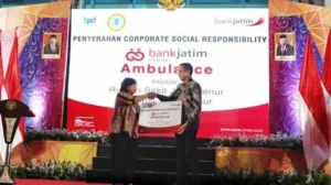 Bank Jatim Serahkan Ambulans CSR pada Hari Jadi ke-1.089 Nganjuk untuk Perkuat Layanan Kesehatan
