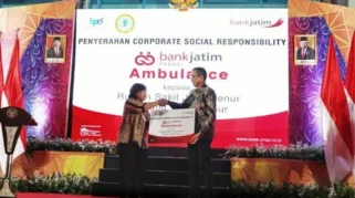 Bank Jatim Serahkan Ambulans CSR pada Hari Jadi ke-1.089 Nganjuk untuk Perkuat Layanan Kesehatan