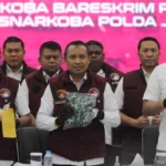 Bareskrim Polri Sita Tas dan Ponsel Usai Tangkap Buronan Narkoba “The Doctor” di Malaysia