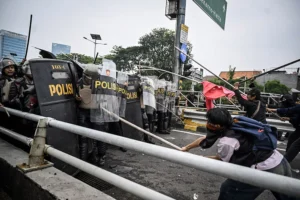 Bentrokan Demonstrasi Upah Murah di Caracas, Polisi Tembakkan Gas Air Mata