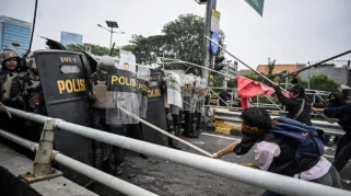 Bentrokan Demonstrasi Upah Murah di Caracas, Polisi Tembakkan Gas Air Mata