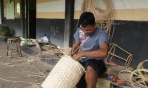 Bisnis pembuatan kerajinan anyaman rotan Banyuwangi: Peluang dan Tantangan