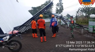 BPBD Jember Bantu Korban Angin Kencang di Desa Kertonegoro, Jenggawah
