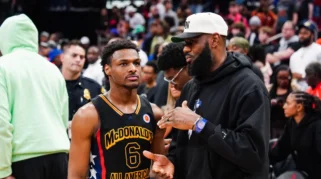 Bronny James Catat Sejarah Pertama di NBA lewat Assist ke Ayahnya LeBron