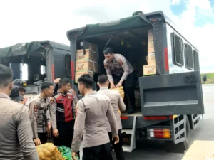 Bulog Banyuwangi Salurkan Bantuan Pangan ke Dusun Sukamade di Tengah Akses Sulit