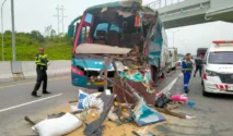 Bus Pelangi Tabrak Sirion di Pekanbaru, Sopir Kabur, Satu Meninggal
