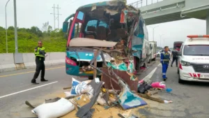 Bus Pelangi Tabrak Sirion di Pekanbaru, Sopir Kabur, Satu Meninggal