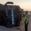 Bus Restu Terguling di Tol Jombang‑Mojokerto, 1 Meninggal dan 33 Luka, Sopir Kabur