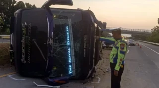Bus Restu Terguling di Tol Jombang‑Mojokerto, 1 Meninggal dan 33 Luka, Sopir Kabur