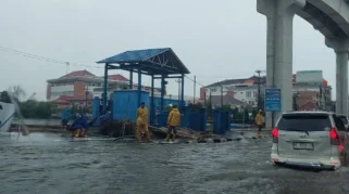 CCTV Palembang Terekam Banjir Parah, Jalanan Macet Akibat Hujan Deras
