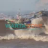 Cuaca Ekstrim di Pantai Puger, Jember: Relawan Himbau Nelayan Tidak Melaut