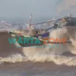 Cuaca Ekstrim di Pantai Puger, Jember: Relawan Himbau Nelayan Tidak Melaut