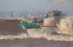 Cuaca Ekstrim di Pantai Puger, Jember: Relawan Himbau Nelayan Tidak Melaut