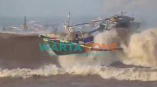 Cuaca Ekstrim di Pantai Puger, Jember: Relawan Himbau Nelayan Tidak Melaut