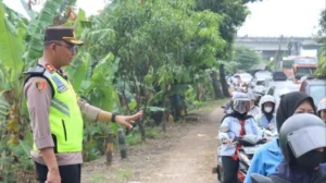Dandim 0825/Banyuwangi Turun Langsung Atur Lalu Lintas di Jalur Ketapang