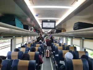 Dari Gerbong Kereta Api ke Persebaya Academy! Perjuangan 4 Jam Erlangga Kejar Mimpi Jadi Pemain Sepak Bola Profesional