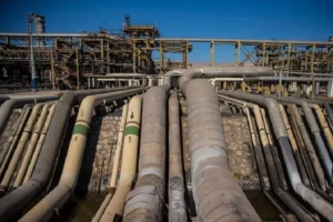 Depot Minyak di Iran Terbakar Akibat Serangan Drone, Foto Udara Ungkap Kerusakan