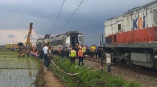 Detik-detik Evakuasi Korban Terjepit Gerbong Kereta di Bekasi Timur: Pemberian Oksigen dan Penyelamatan Cepat