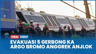 Detik-detik Lokomotif Argo Bromo Anggrek Lepas dari KRL di Stasiun Bekasi Timur