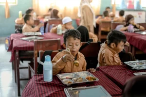 Di balik dapur MBG: Agus berjuang menghidupi keluarga dan melunasi utang