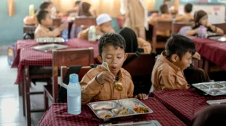 Di balik dapur MBG: Agus berjuang menghidupi keluarga dan melunasi utang