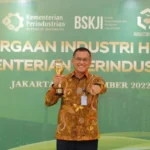 Direktur Utama Kaltim Methanol Industri Raih Penghargaan Green Leadership