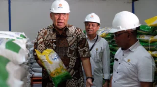 Dirut Bulog Pantau Langsung Penyaluran Bantuan Pangan di Mojokerto