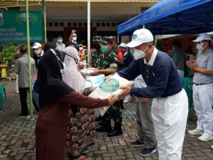Distribusi Bantuan Pangan di Kelurahan Kedaung Kali Angke Capai 3.827 Keluarga