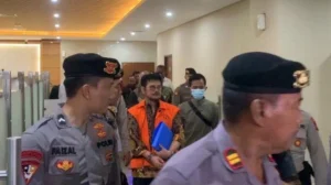 DPO Narkoba Andre The Doctor Tiba di Bareskrim, Tangan Diborgol dan Kaki Diperban