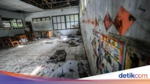 Dua Kelas SDN Kutakarang 3 Pandeglang Rusak Akibat Tanah Bergerak, Siswa Belajar di Dapur dan Perpustakaan