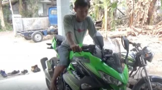 Edan! Pria Sidoarjo Nyaris Dimassa Saat Beli Kawasaki Ninja Pakai Uang Mainan di Jember