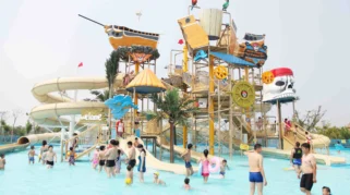 Edinburgh Zoo Buka Taman Bermain Bertema Penguin dengan Patung Raksasa 4,9 Meter