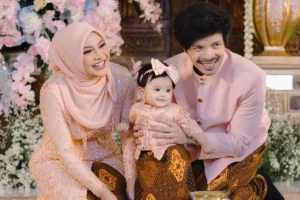 Erika Carlina Gelar Tedak Siten Intim untuk Andrew, Acara Meriah dan Dihiasi Pawang Hujan