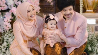 Erika Carlina Gelar Tedak Siten Intim untuk Andrew, Acara Meriah dan Dihiasi Pawang Hujan